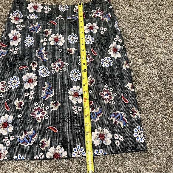 NWT Margaret M. Size Medium.  Black floral. - Picture 7 of 7